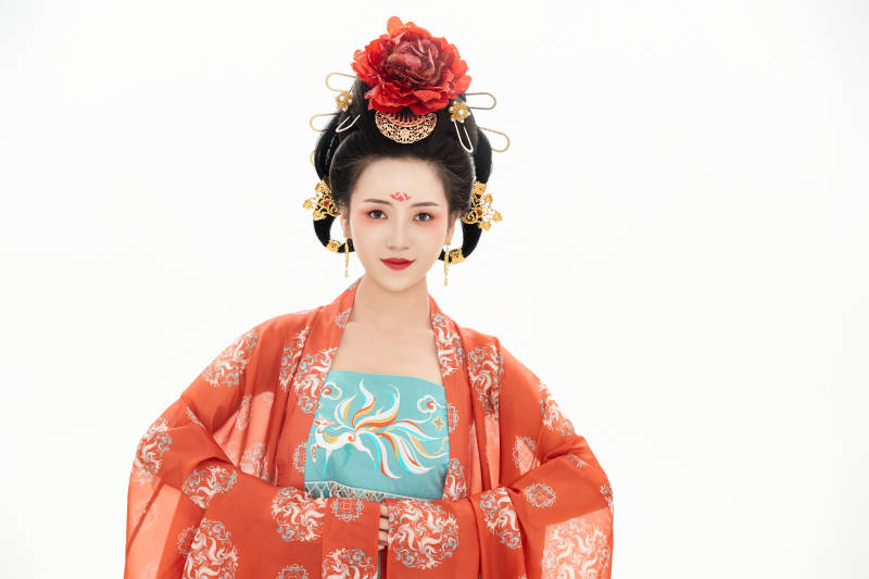 白色背景下穿着中国唐朝服饰的少女图片