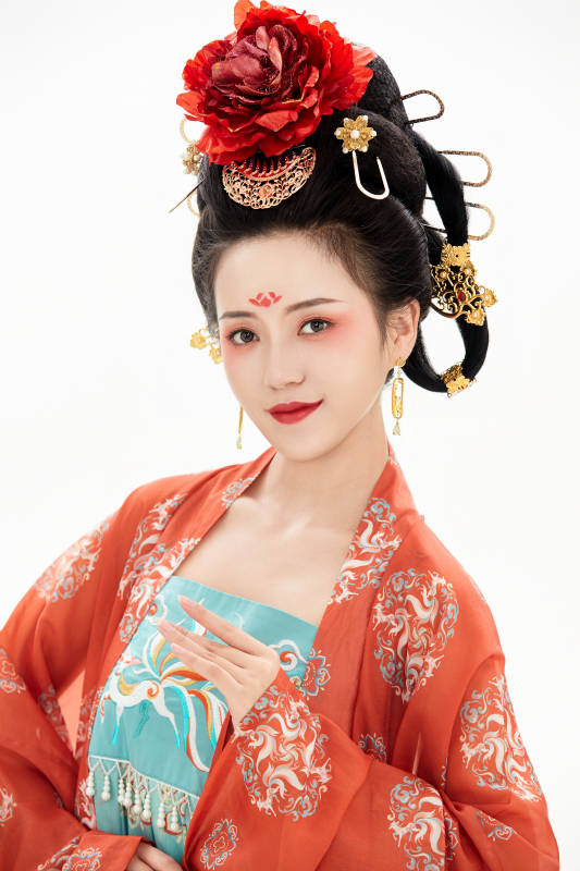 白色背景下穿着中国唐朝服饰的少女图片