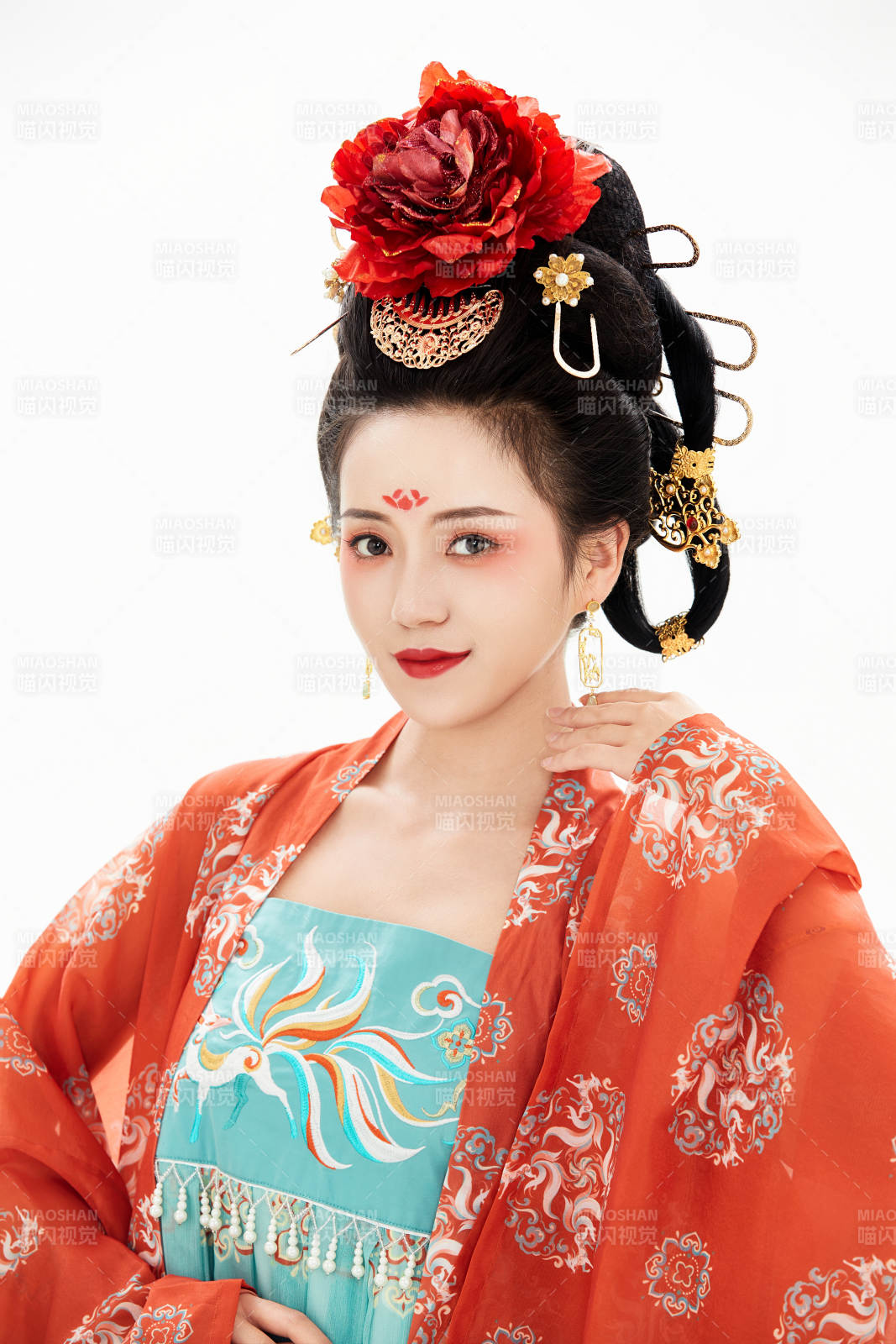 白色背景下穿着中国唐朝服饰的少女图片