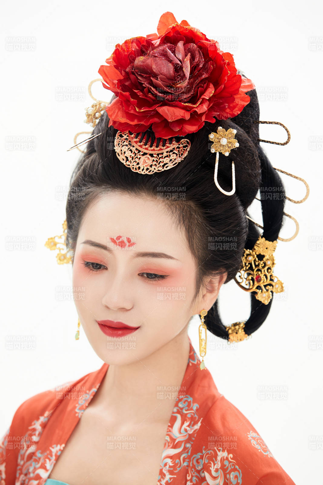 白色背景下穿着中国唐朝服饰的少女图片