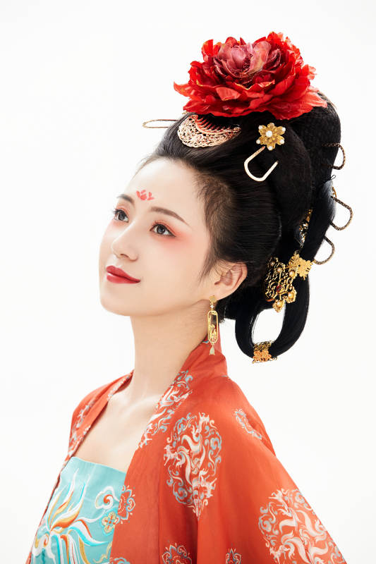 白色背景下穿着中国唐朝服饰的少女图片