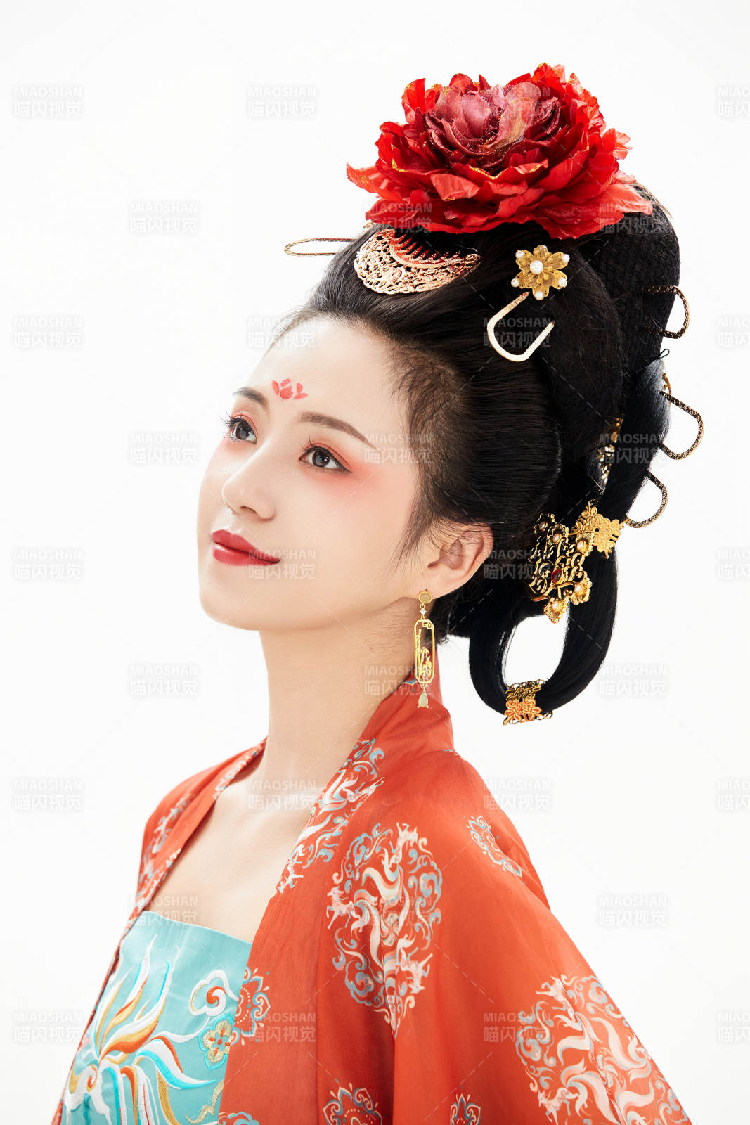 白色背景下穿着中国唐朝服饰的少女图片