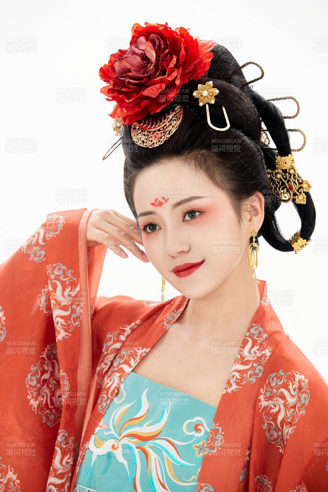 白色背景下穿着中国唐朝服饰的少女图片