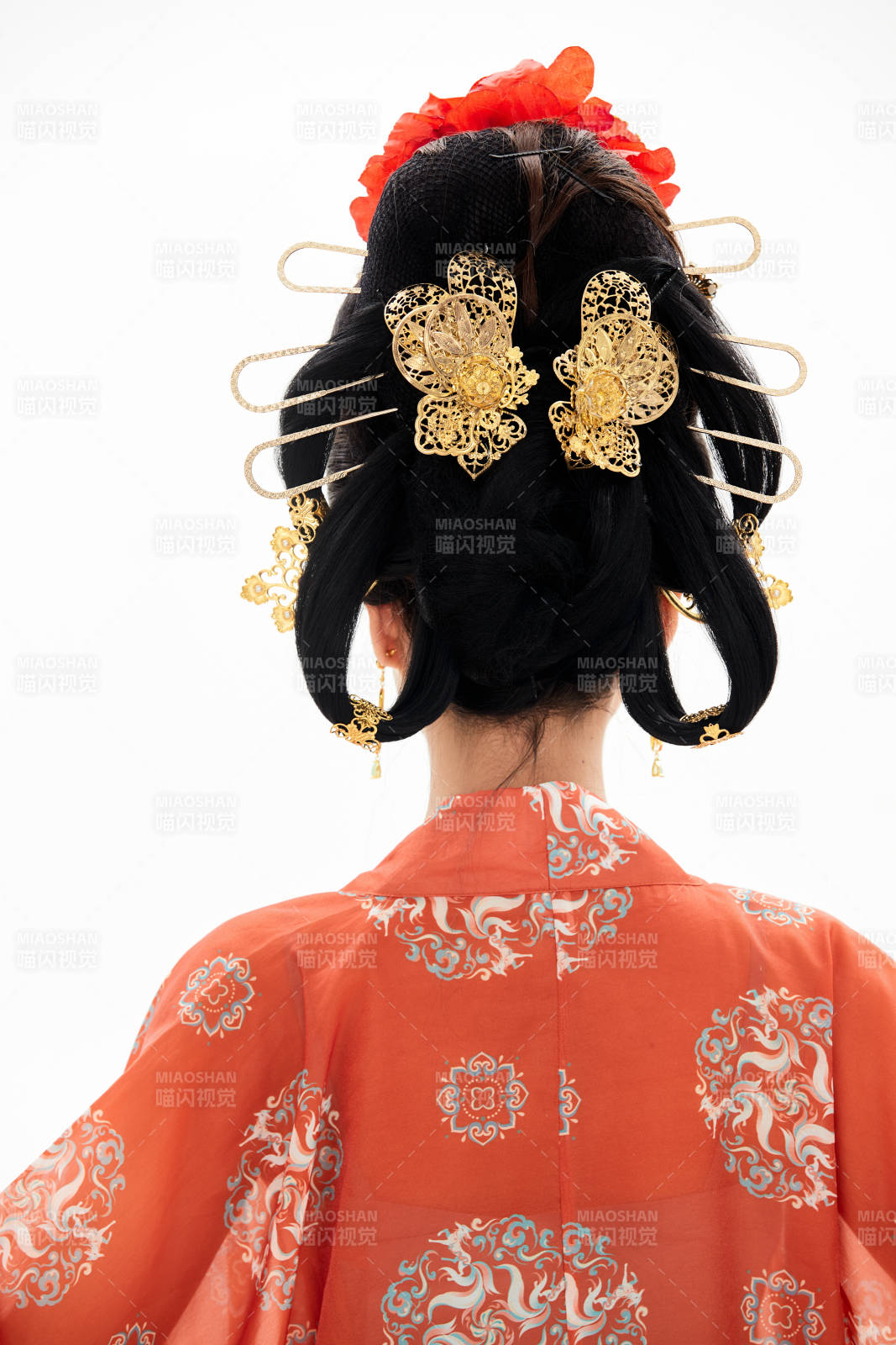 白色背景下穿着中国唐朝服饰的少女图片