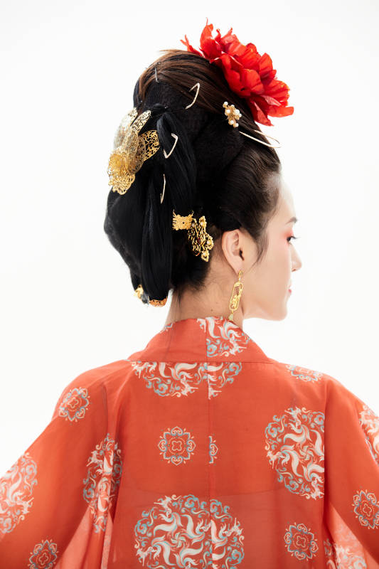 白色背景下穿着中国唐朝服饰的少女图片