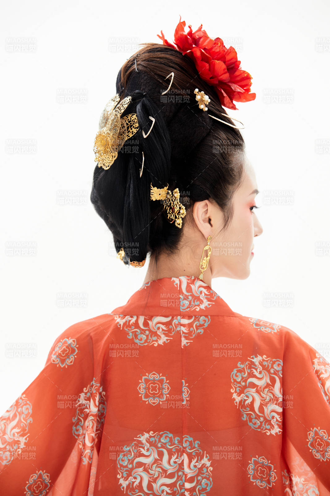 白色背景下穿着中国唐朝服饰的少女图片