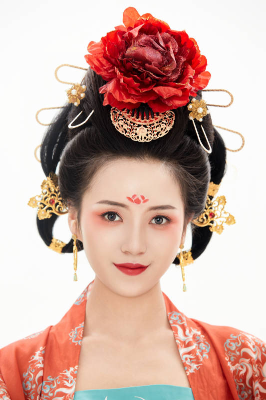 白色背景下穿着中国唐朝服饰的少女图片