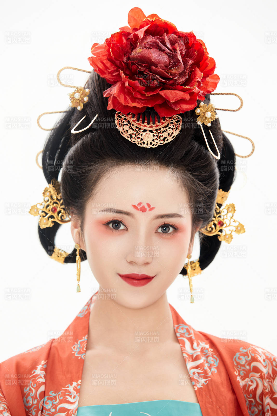 白色背景下穿着中国唐朝服饰的少女图片