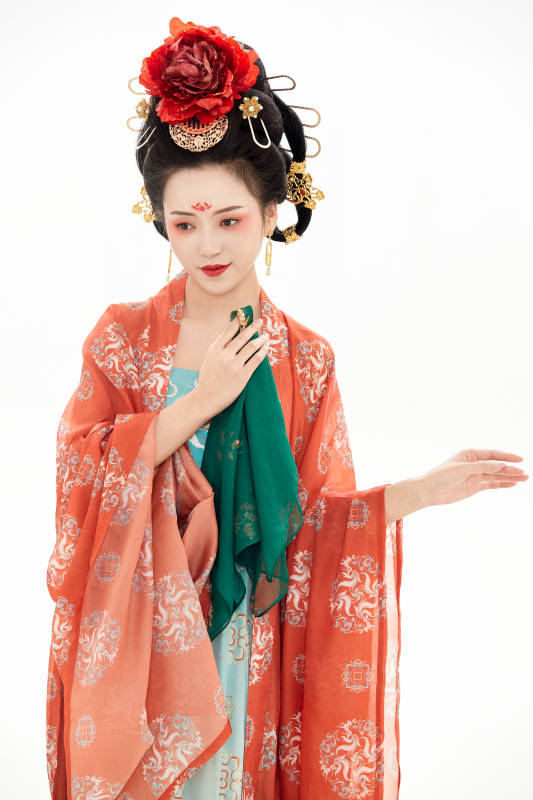 白色背景下穿着中国唐朝服饰的少女图片