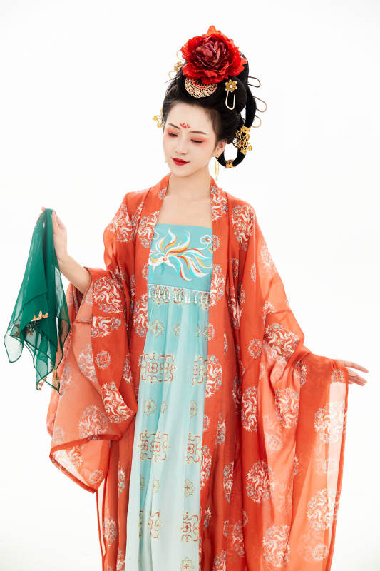 白色背景下穿着中国唐朝服饰的少女图片