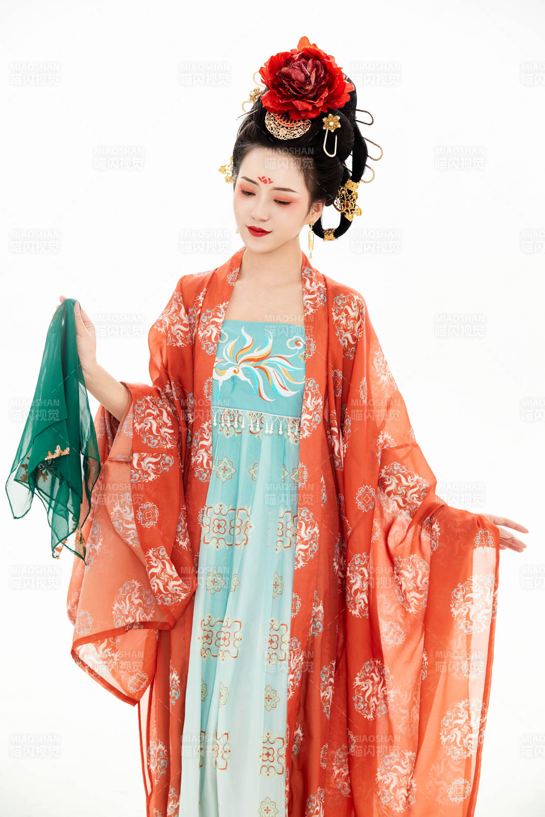 白色背景下穿着中国唐朝服饰的少女图片