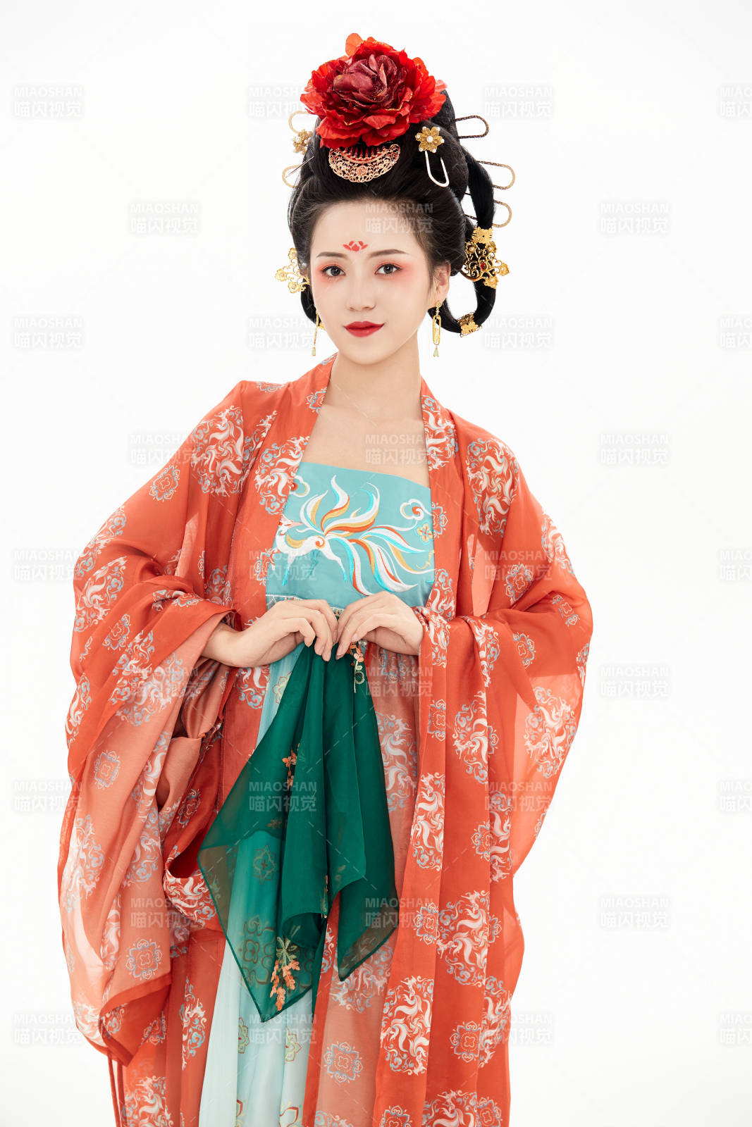 白色背景下穿着中国唐朝服饰的少女图片