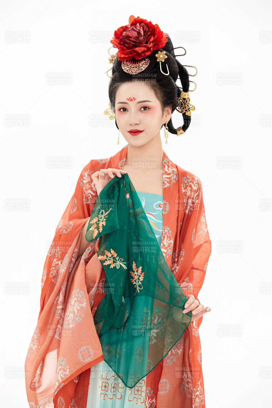 白色背景下穿着中国唐朝服饰的少女图片