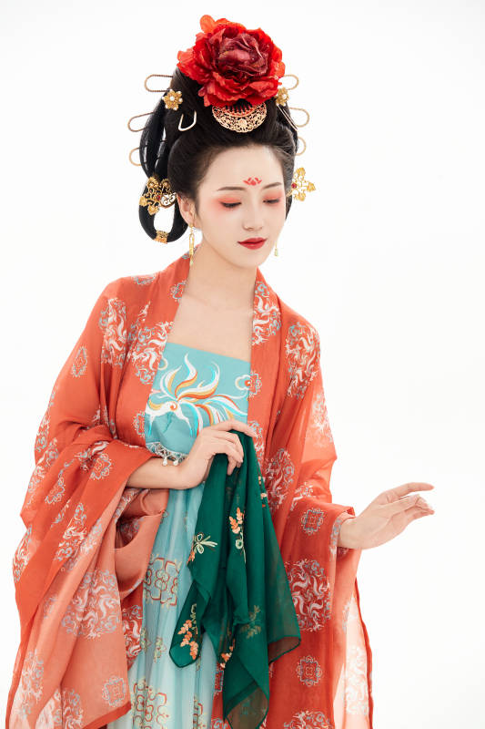 白色背景下穿着中国唐朝服饰的少女图片