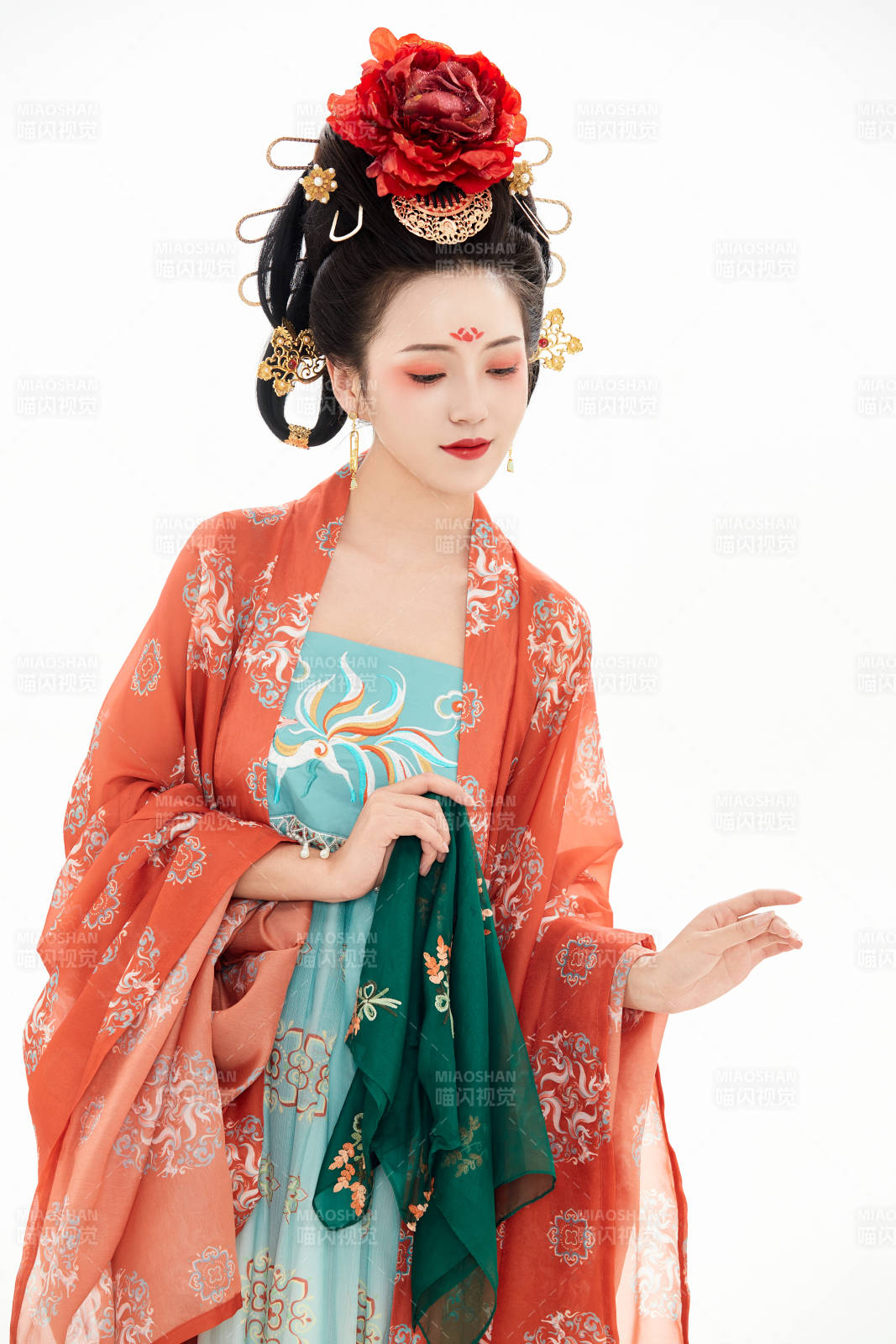 白色背景下穿着中国唐朝服饰的少女图片