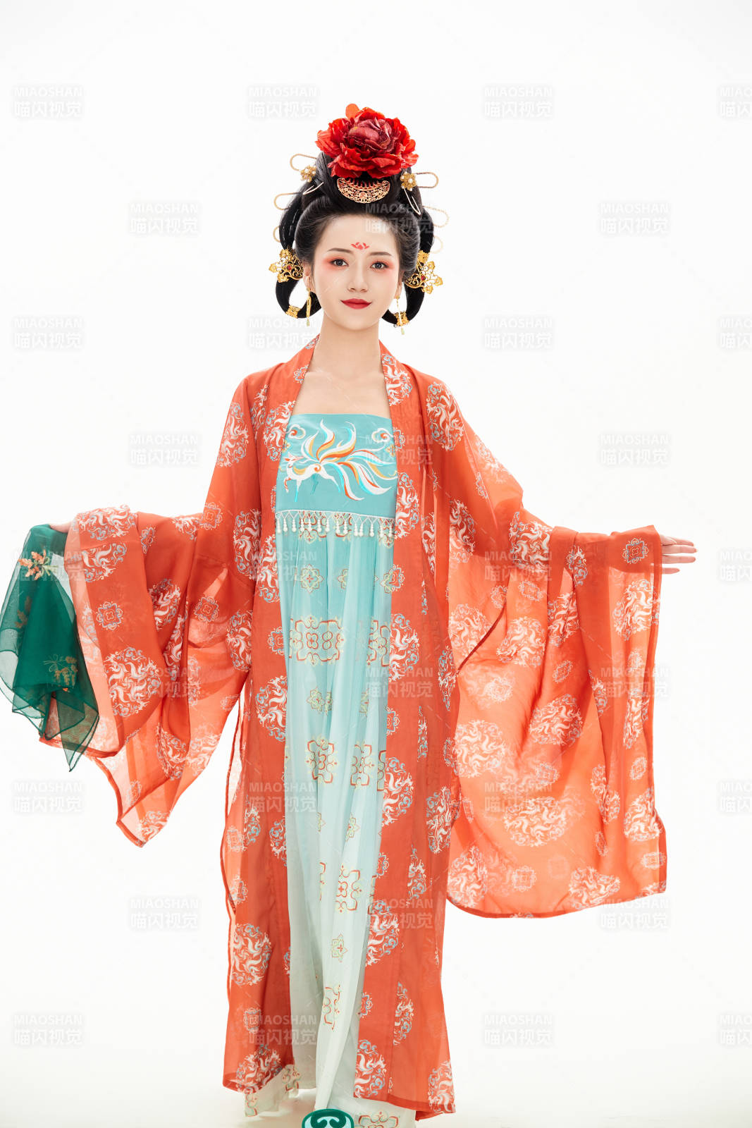 白色背景下穿着中国唐朝服饰的少女图片