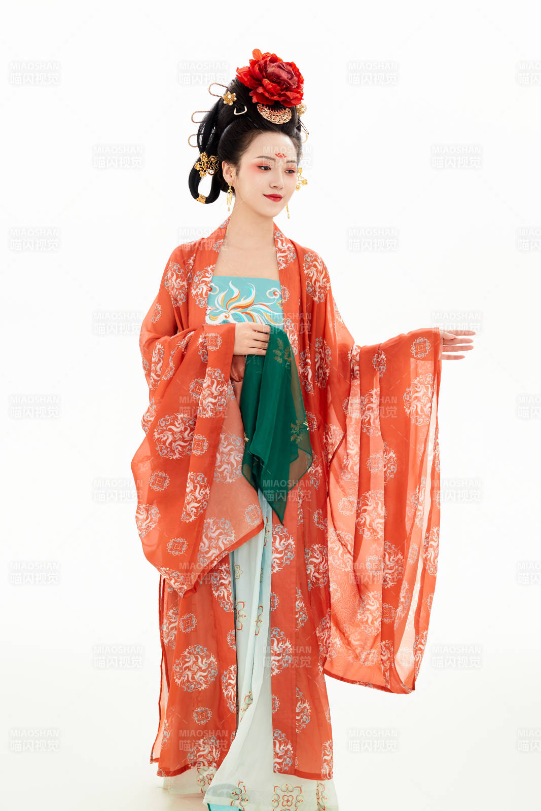 白色背景下穿着中国唐朝服饰的少女图片