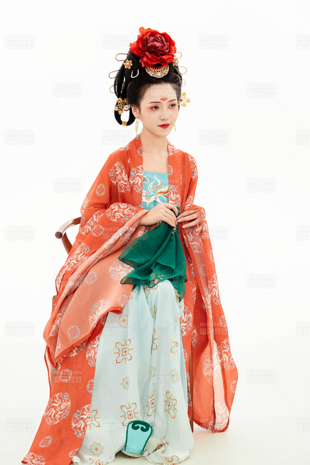 白色背景下穿着中国唐朝服饰的少女图片