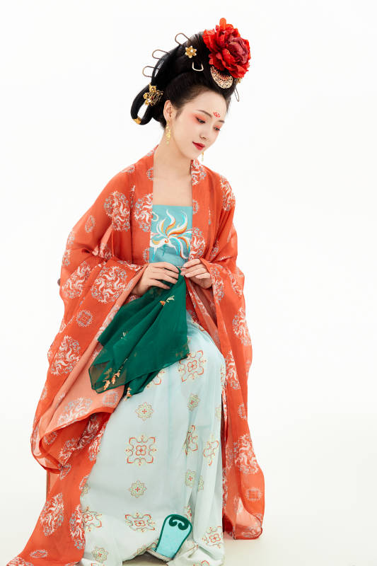 白色背景下穿着中国唐朝服饰的少女图片