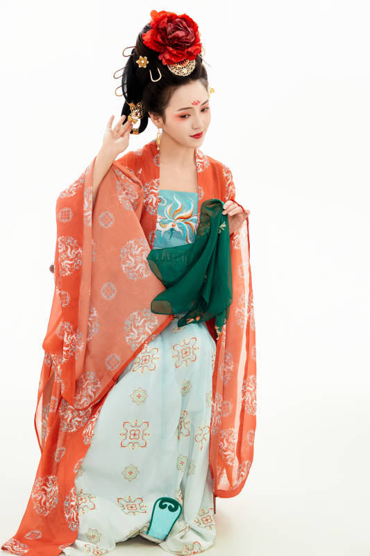 白色背景下穿着中国唐朝服饰的少女图片