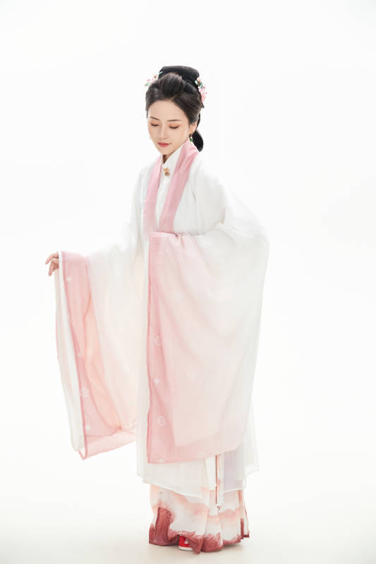 白色背景下穿着魏晋制汉服的少女图片