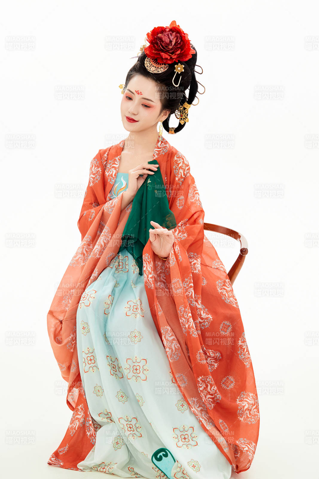 白色背景下穿着中国唐朝服饰的少女图片