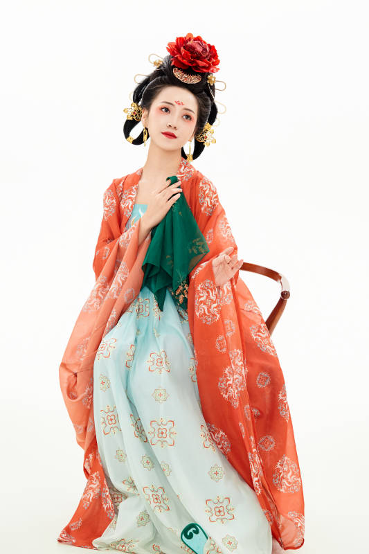 白色背景下穿着中国唐朝服饰的少女图片