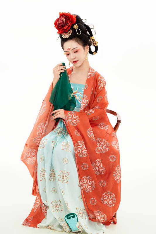 白色背景下穿着中国唐朝服饰的少女图片