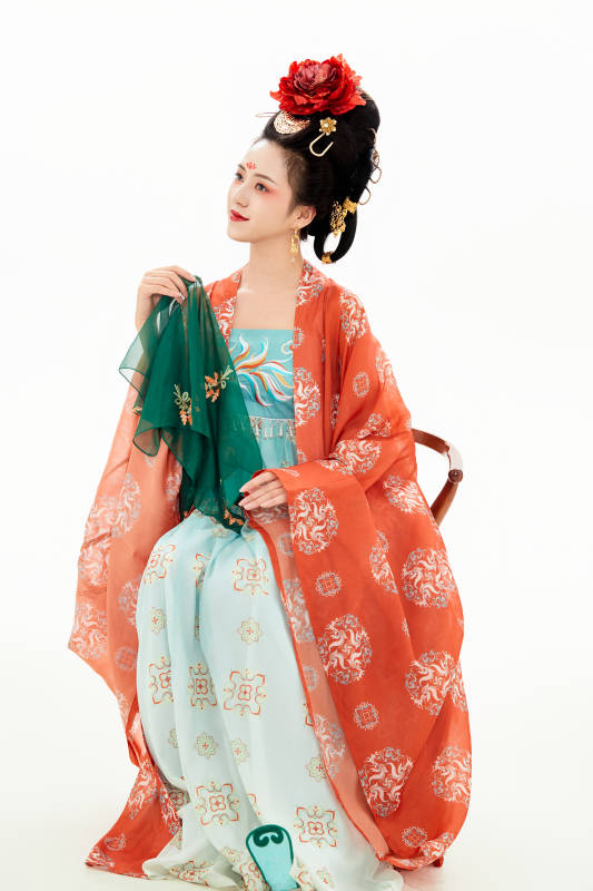 白色背景下穿着中国唐朝服饰的少女图片