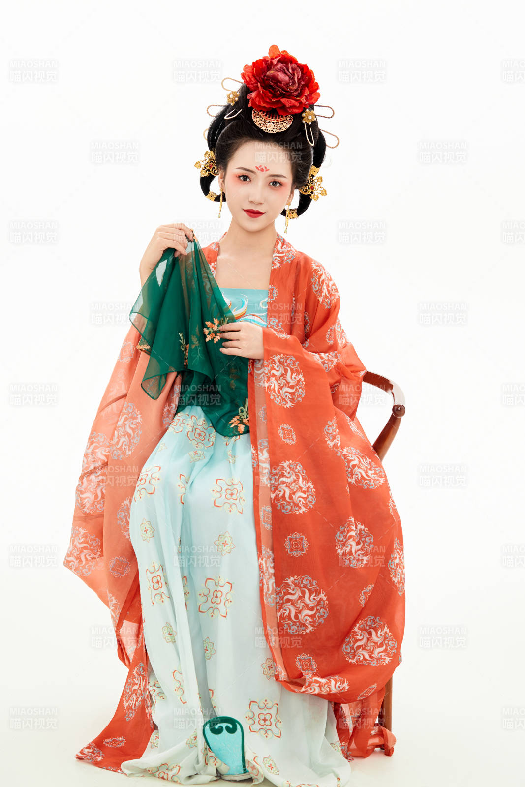 白色背景下穿着中国唐朝服饰的少女图片