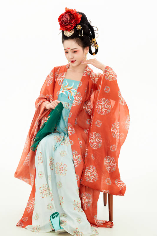 白色背景下穿着中国唐朝服饰的少女图片