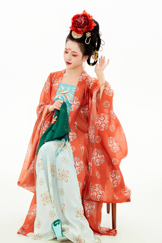 白色背景下穿着中国唐朝服饰的少女图片