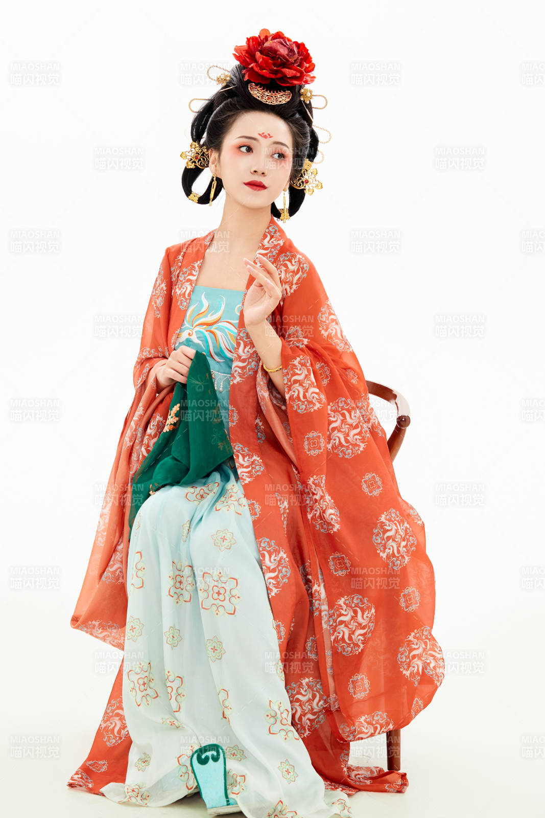 白色背景下穿着中国唐朝服饰的少女图片