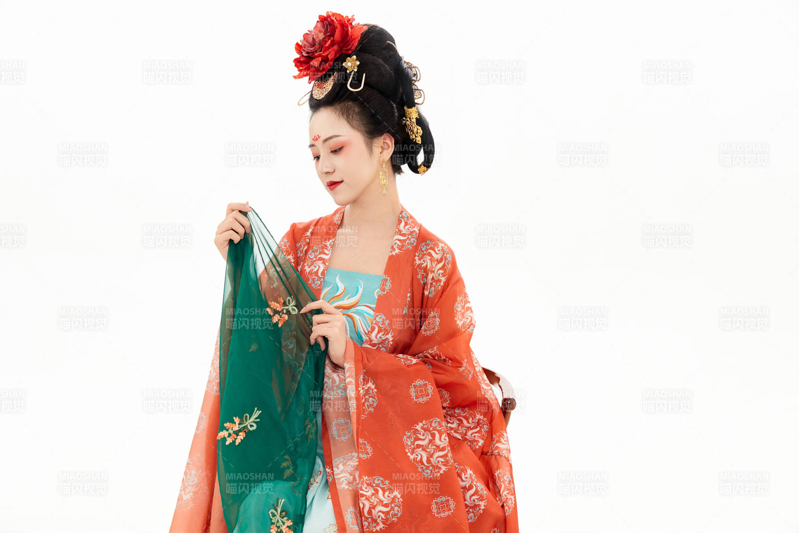 白色背景下穿着中国唐朝服饰的少女图片