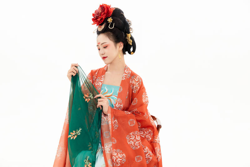 白色背景下穿着中国唐朝服饰的少女图片