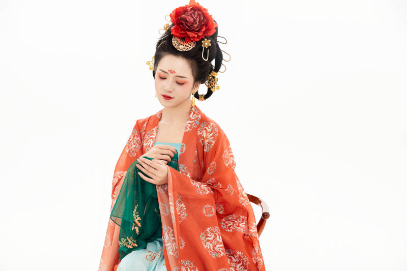 白色背景下穿着中国唐朝服饰的少女图片