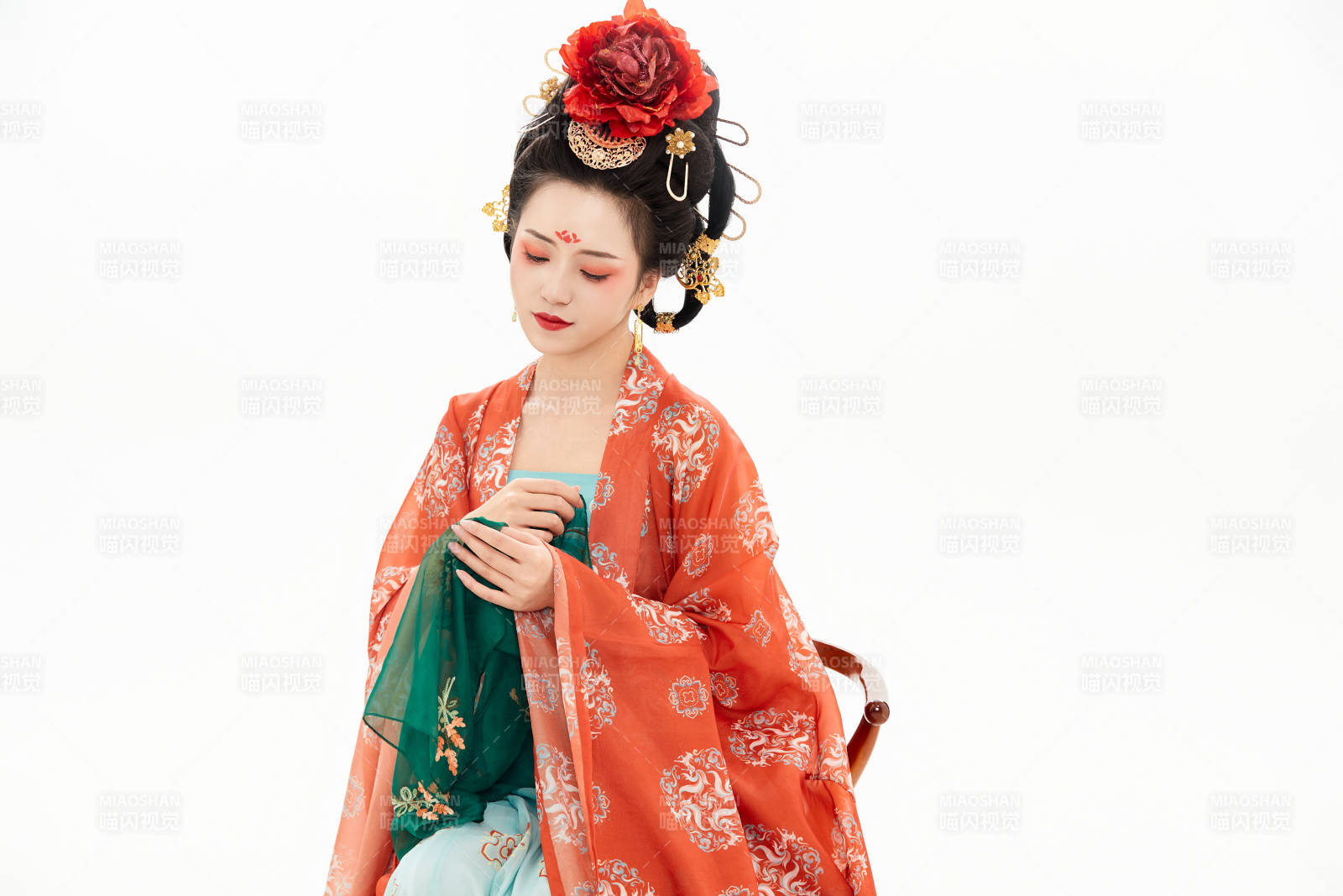 白色背景下穿着中国唐朝服饰的少女图片