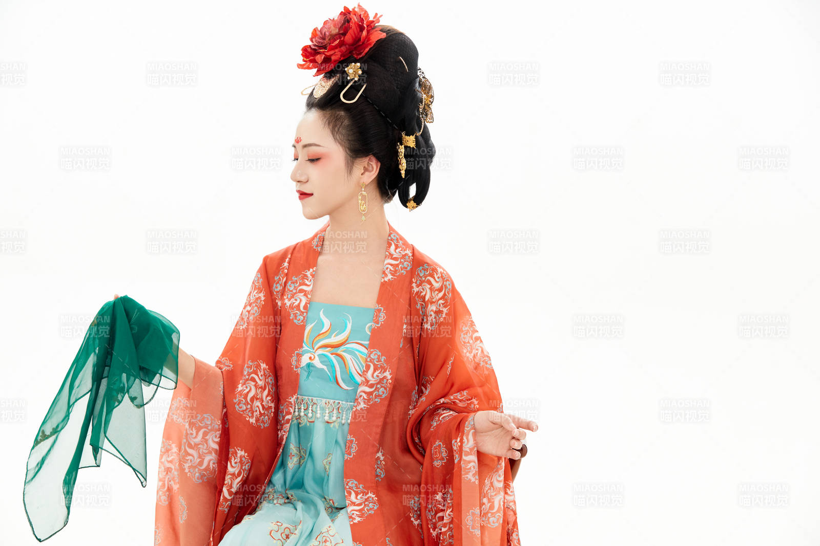 白色背景下穿着中国唐朝服饰的少女图片