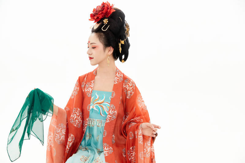 白色背景下穿着中国唐朝服饰的少女图片