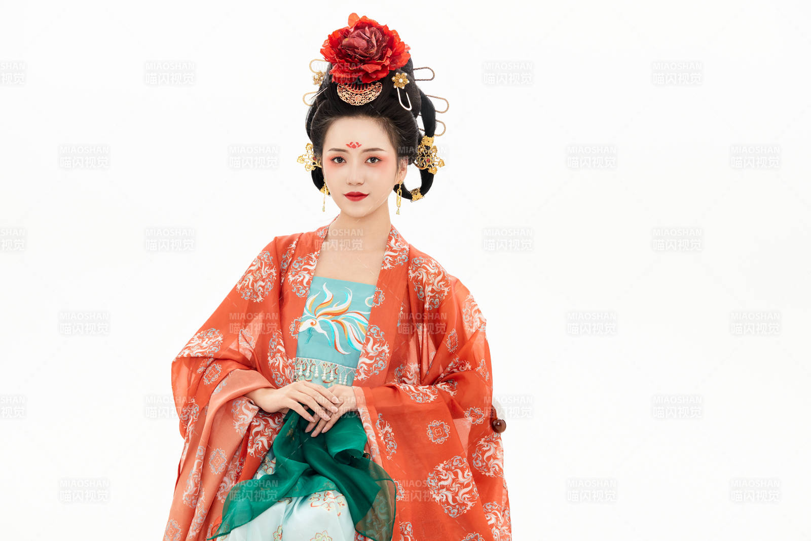 白色背景下穿着中国唐朝服饰的少女图片