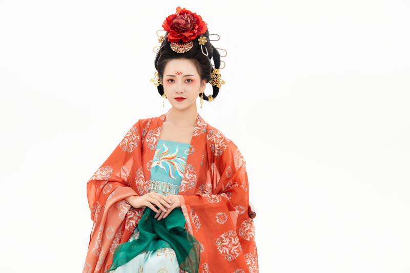 白色背景下穿着中国唐朝服饰的少女图片