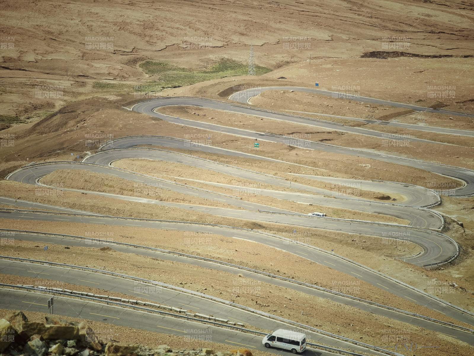 阿里珠峰大本营的盘山路图片