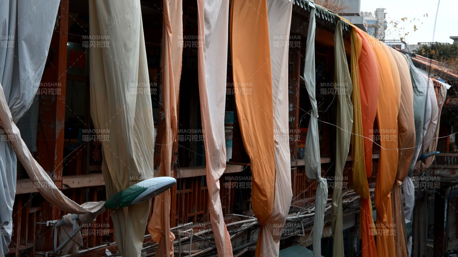 泉州侨乡商品街彩布随风飘扬图片