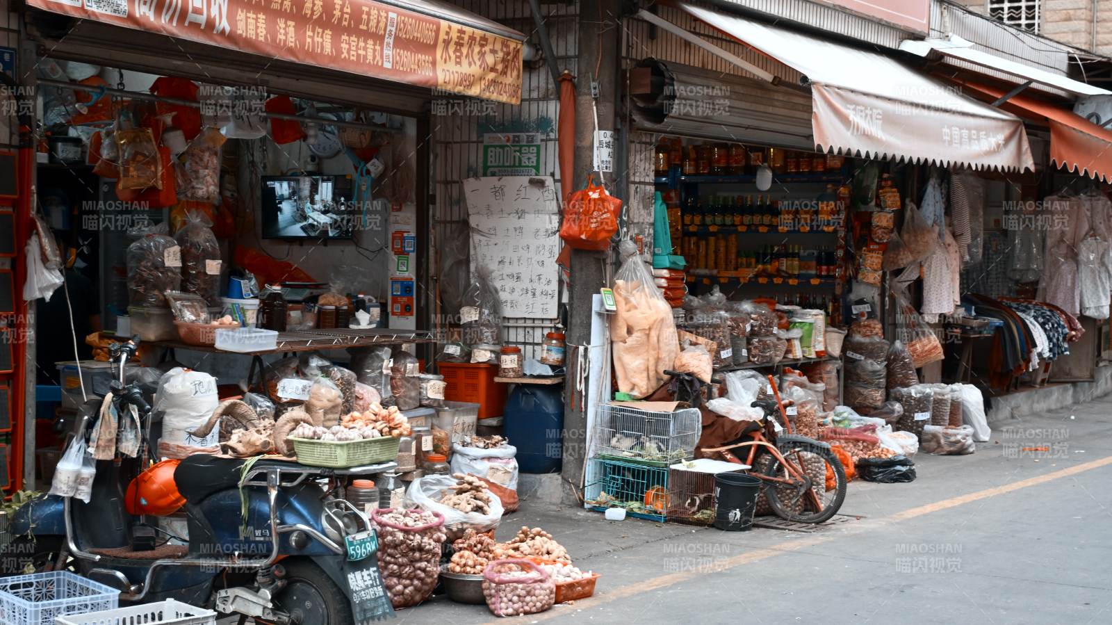 街边小店热闹非凡图片