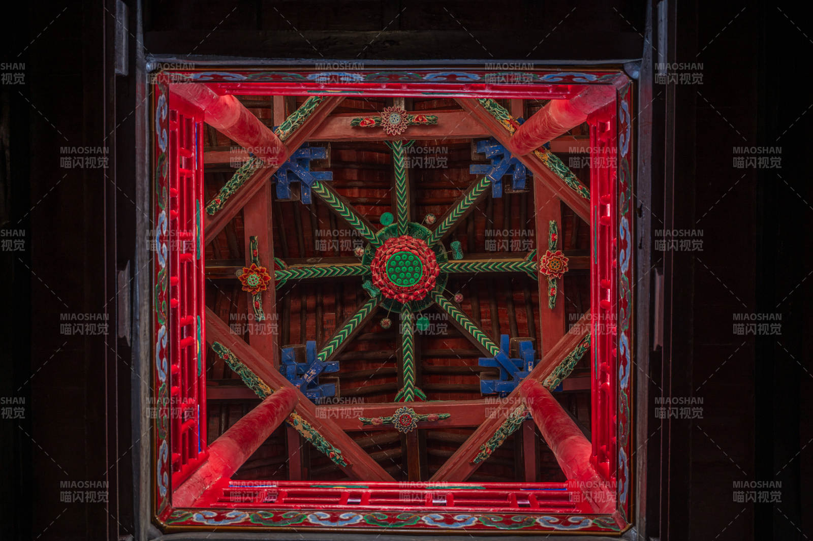 彩绘木构天花板图片