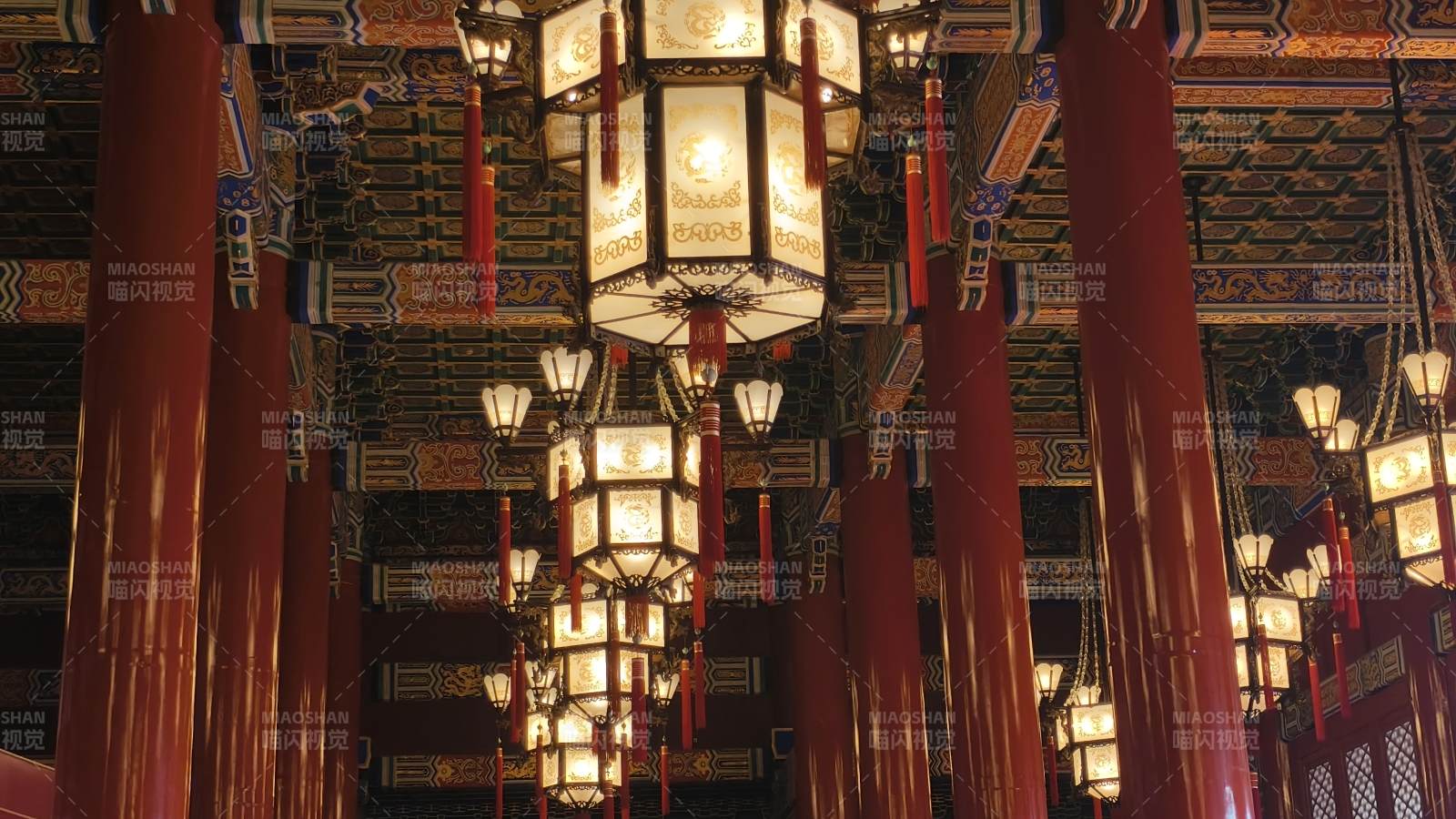 城楼古殿华灯映红柱图片
