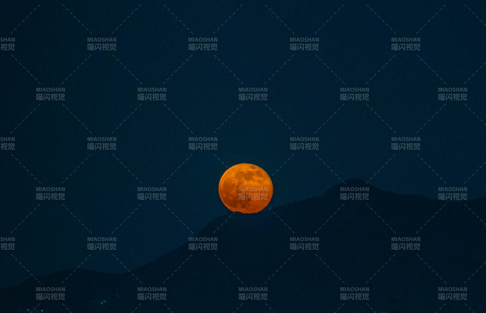 橙月悬山巅图片