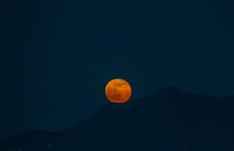 橙月悬山巅图片