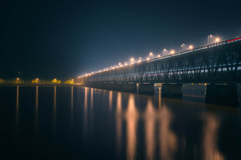 杭州钱塘江夜桥倒影图片