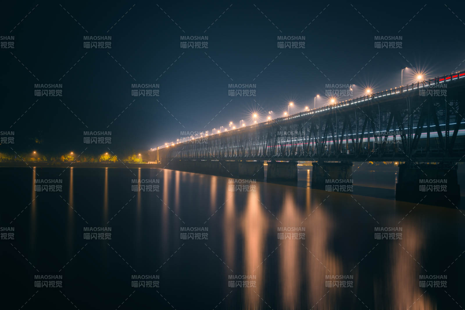 杭州钱塘江夜桥倒影图片